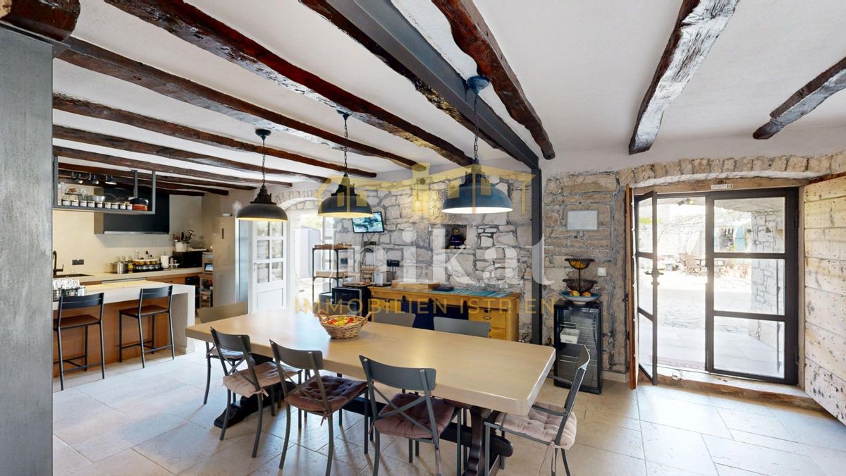 Čudovita posest z dvema kamnitima hišama in bazenom